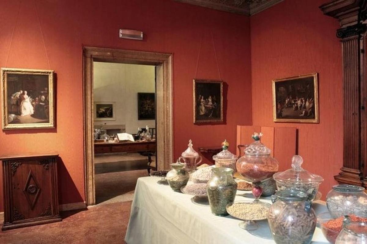 una stanza con un tavolo con sopra dei vasi