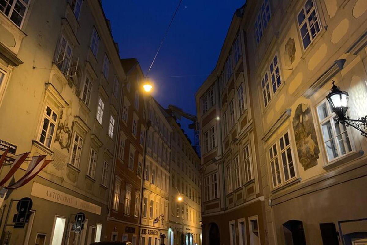 un carrer de la ciutat a la nit amb edificis