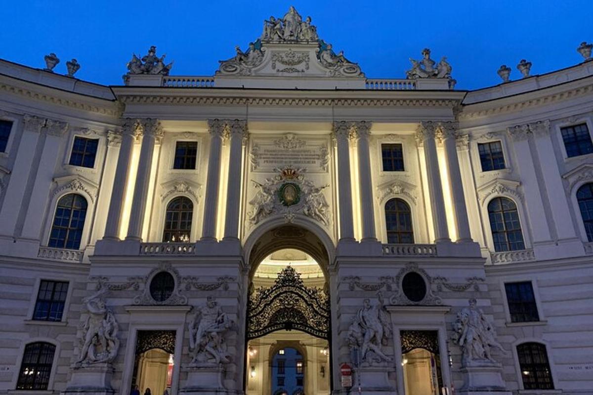 un gran edifici blanc amb els llums encesos