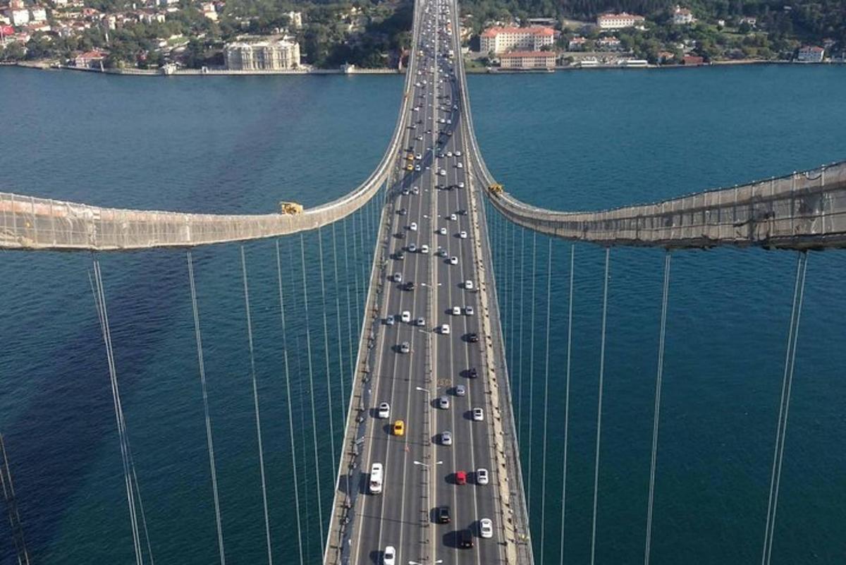 una vista aerea di un ponte sull'acqua