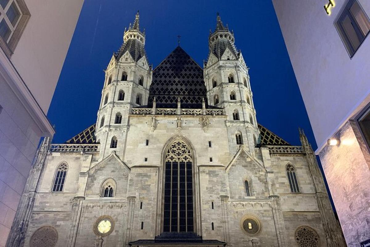 un gran edifici amb tres torres al damunt