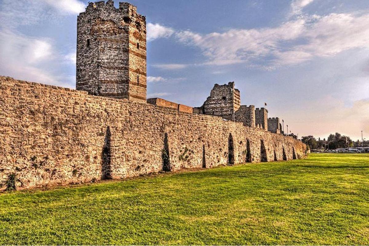 un muro di pietra con due torri in cima