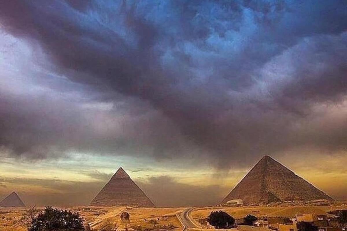 una vista delle piramidi di Giza sotto un cielo nuvoloso
