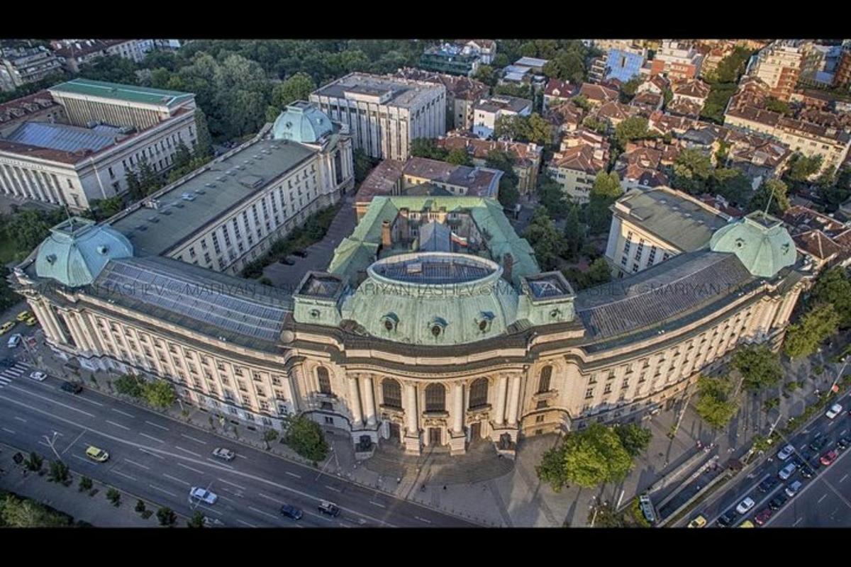 vista aèria d'un gran edifici amb una font