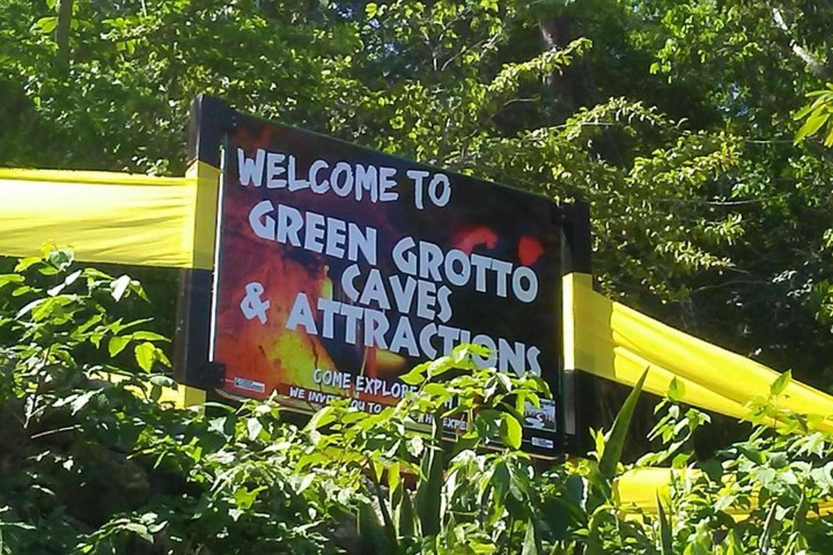 egy tábla, amelyen az áll, hogy üdvözöljük a zöld tropicotában, Andave téren, téren