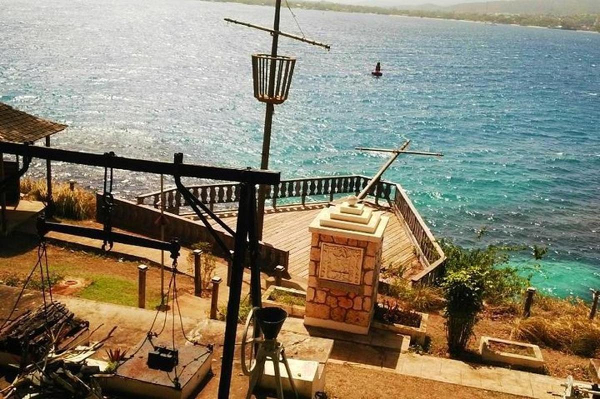 uma vista do oceano de uma casa com poste de luz