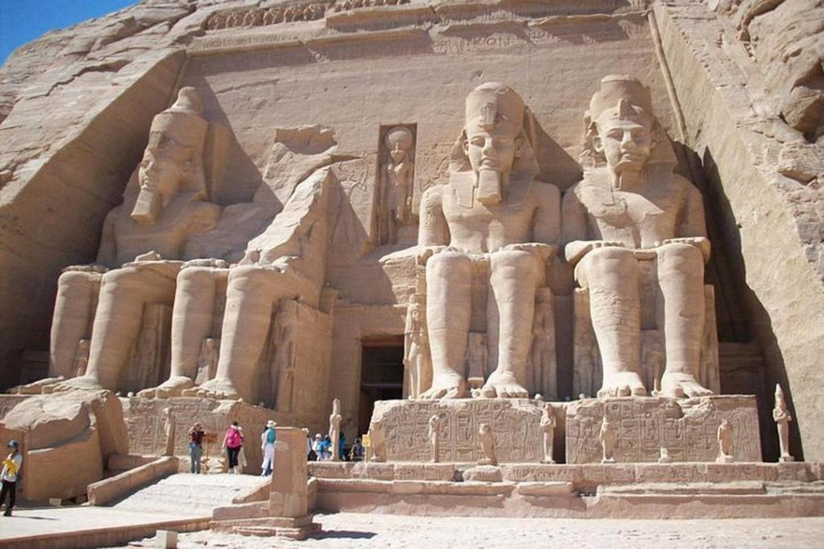 un gran edifici amb gent dreta davant seu