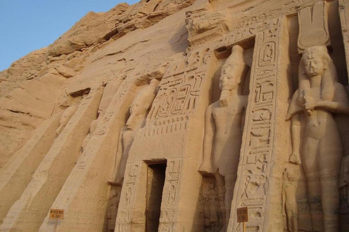 Columnes anubisficials al temple enfonsat d'Hathor a Abu