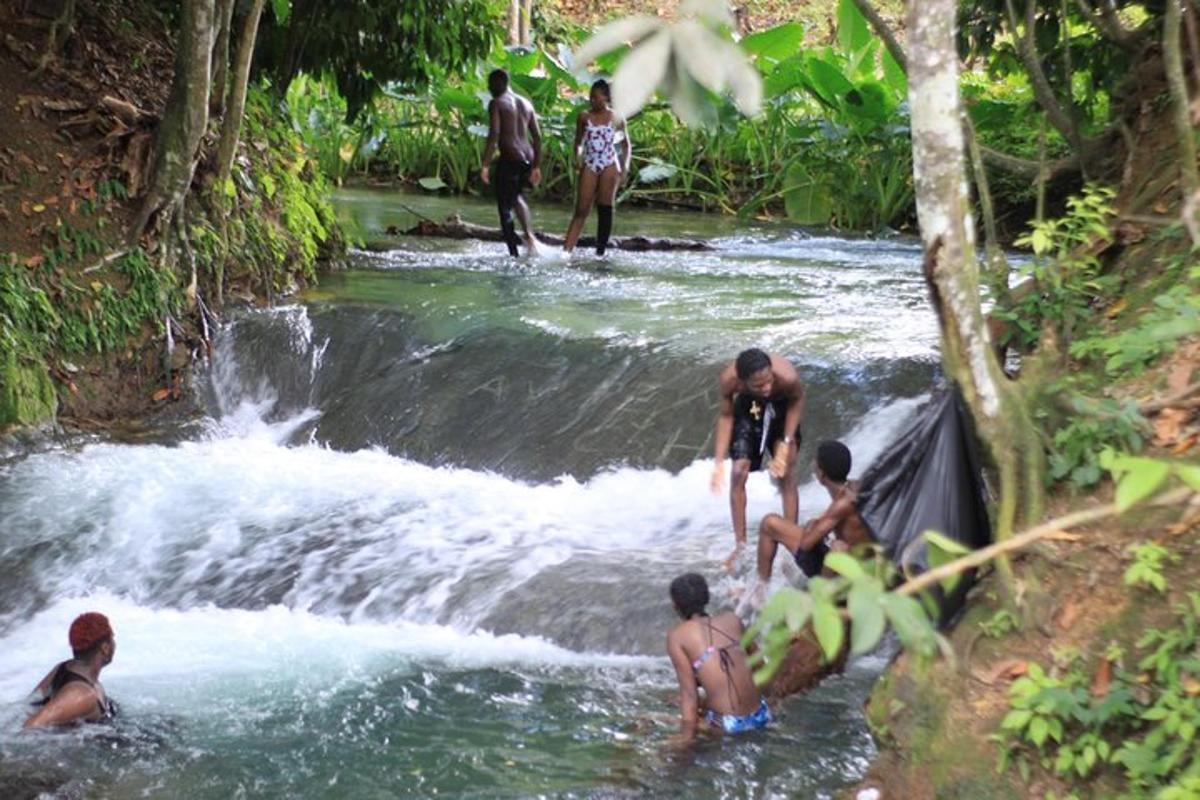 un gruppo di persone in piedi nell'acqua di una cascata