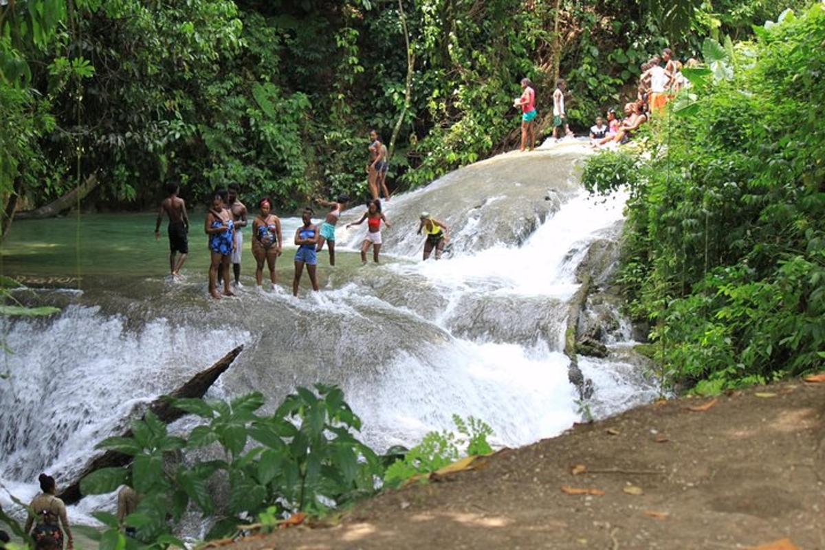 un gruppo di persone in piedi su una cascata