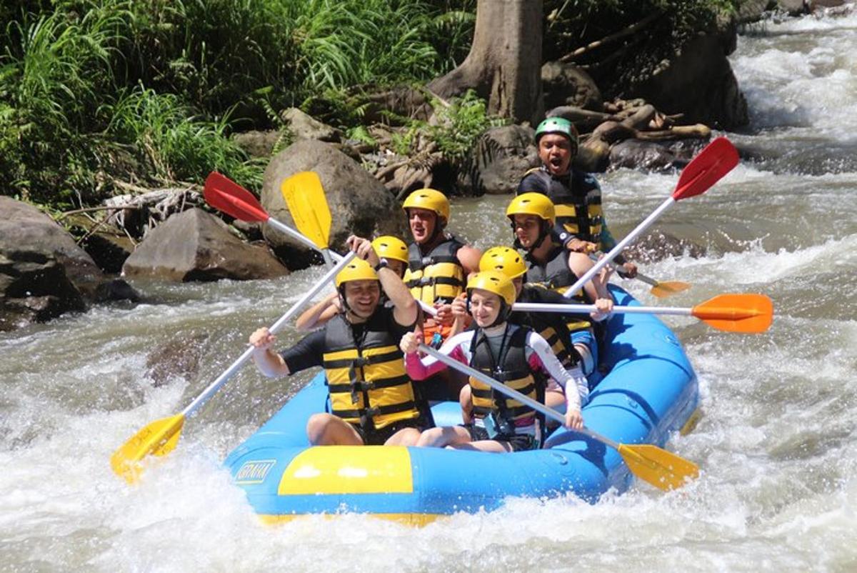 isang grupo ng mga tao ang nagba-rafting sa isang ilog