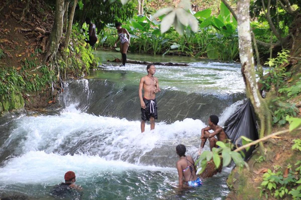 eine Gruppe von Menschen steht in einem Wasserfall