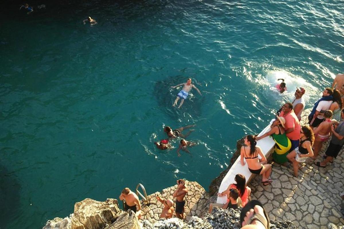 un gruppo di persone che nuotano nell'acqua
