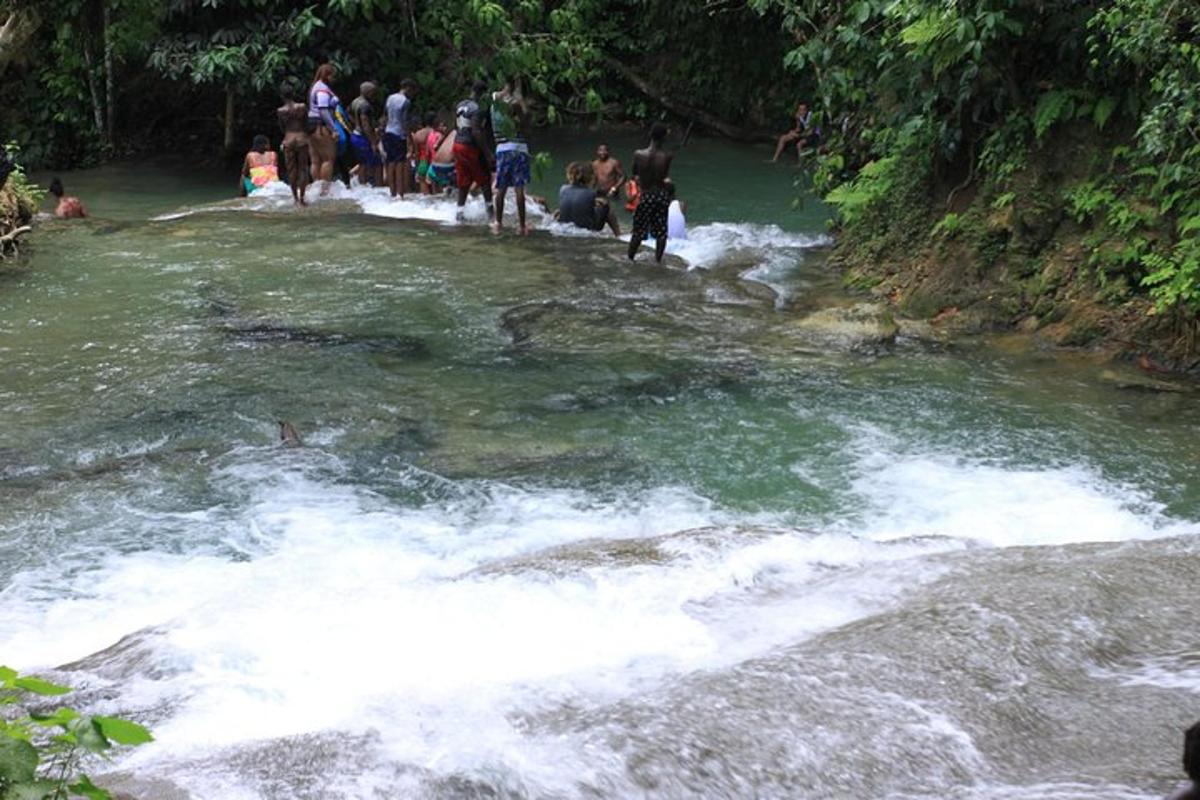 eine Gruppe von Menschen steht in einem Fluss
