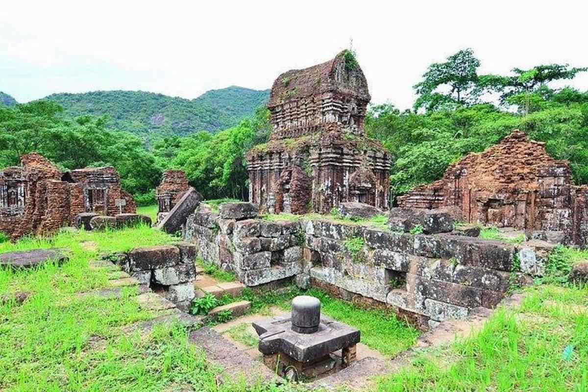 một tòa nhà cổ trên cánh đồng với những hàng cây ở phía sau