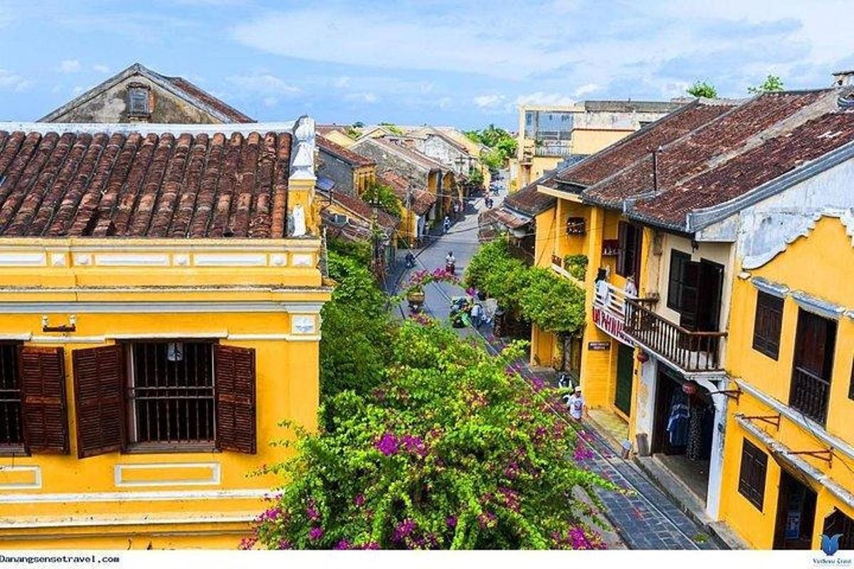 một góc nhìn từ trên cao của một con phố thành phố với các tòa nhà
