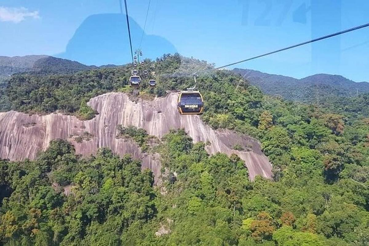 um passeio de gôndola sobre uma montanha com carros nela
