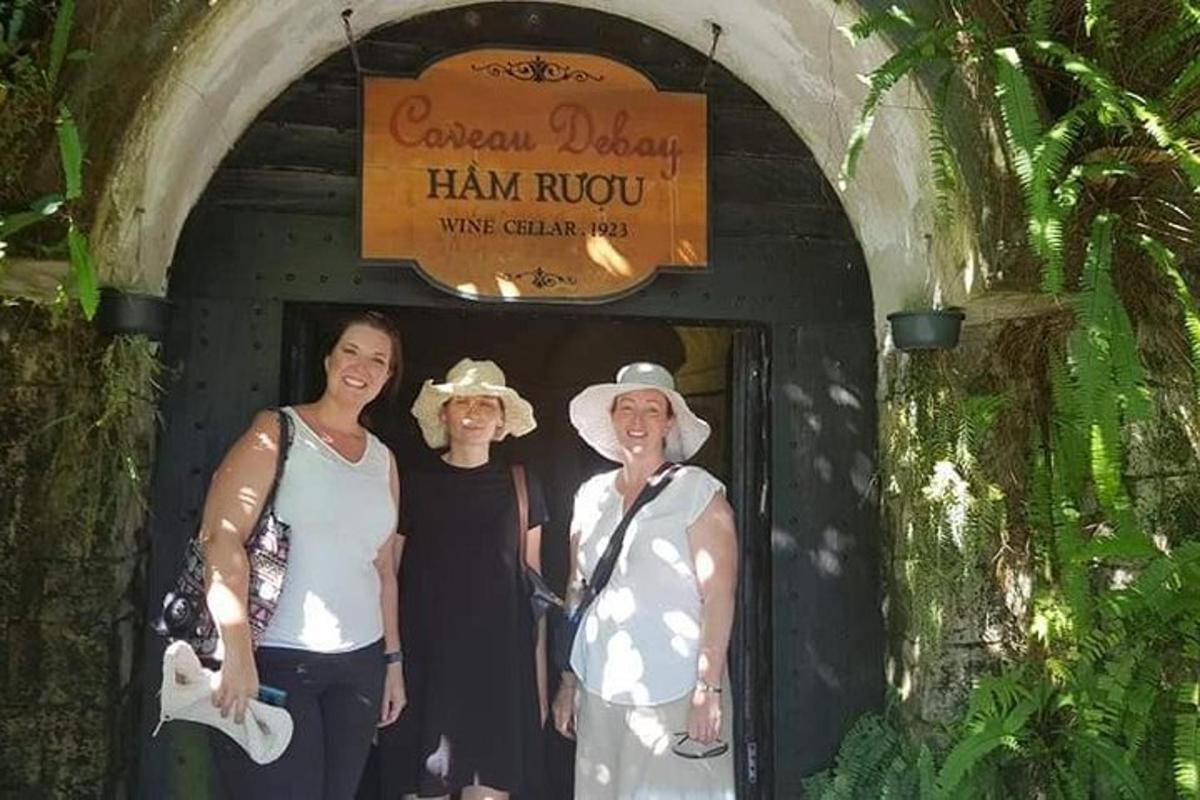 um grupo de três mulheres em pé em um túnel