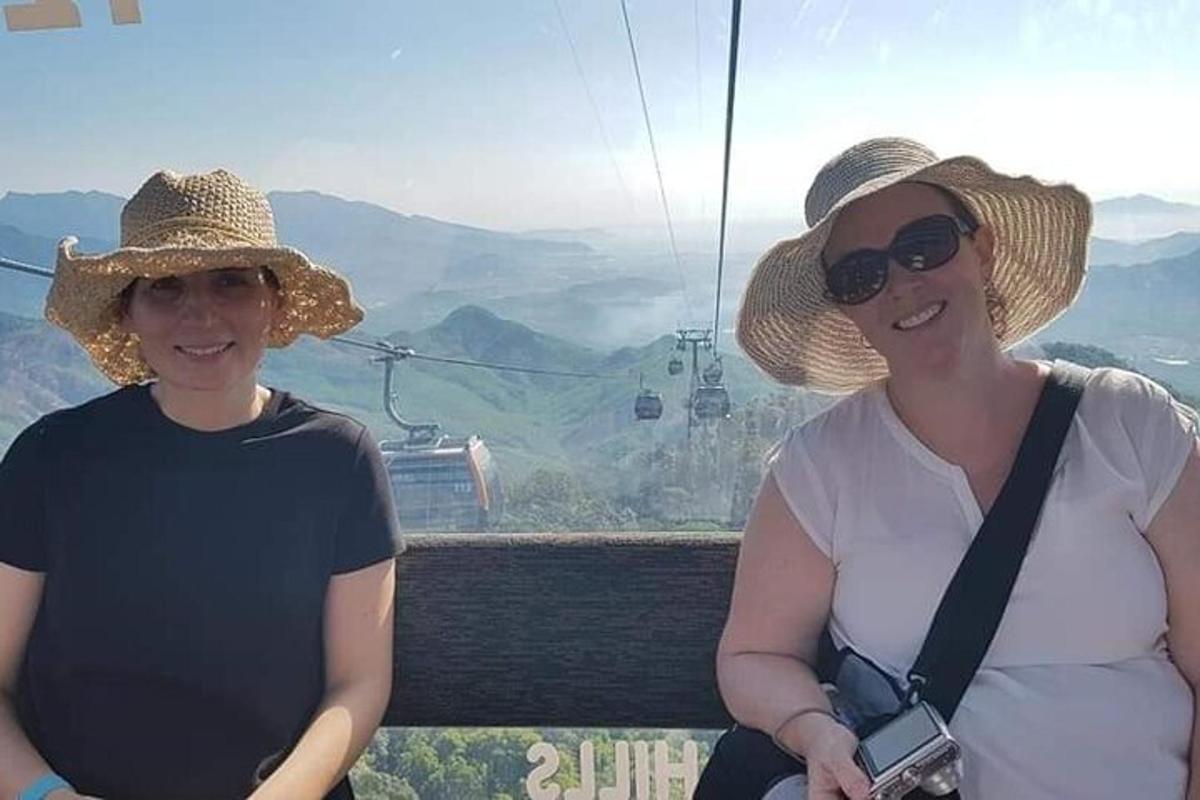 Dos mujeres con sombreros de pie en un telesquí