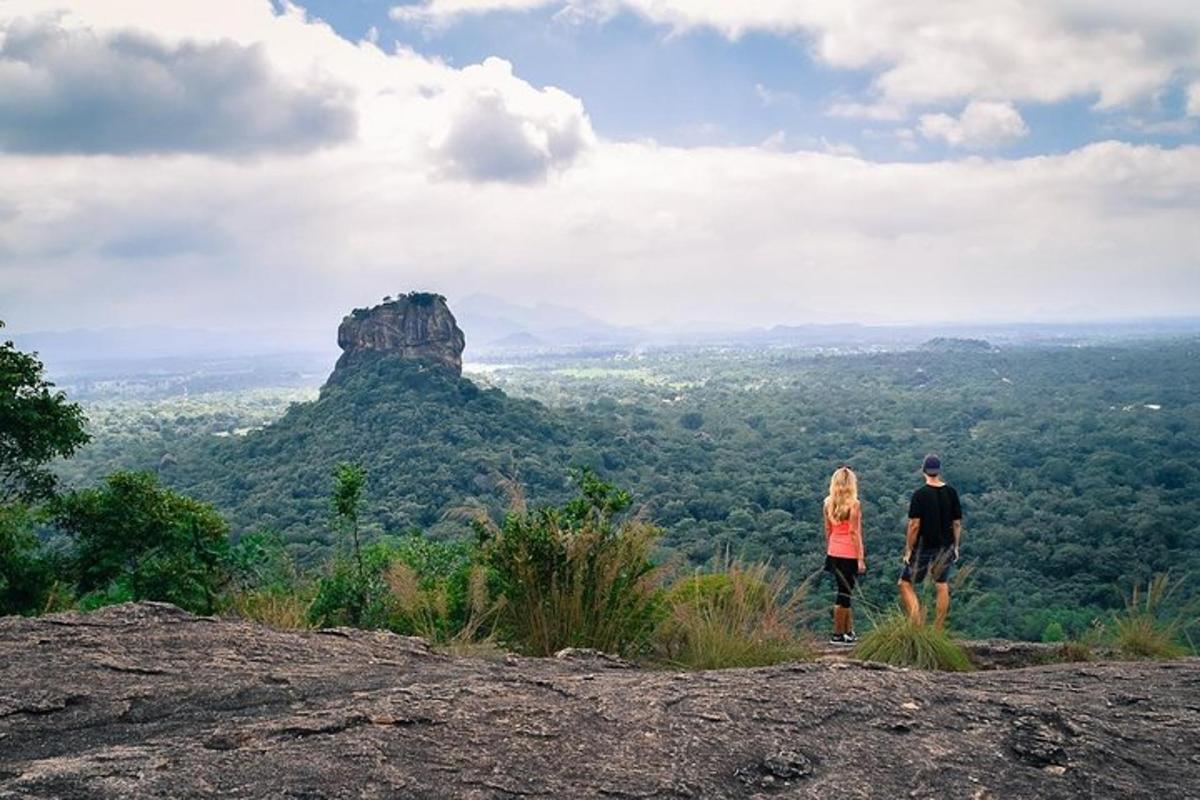 Un hombre y una mujer de pie en la cima de una montaña