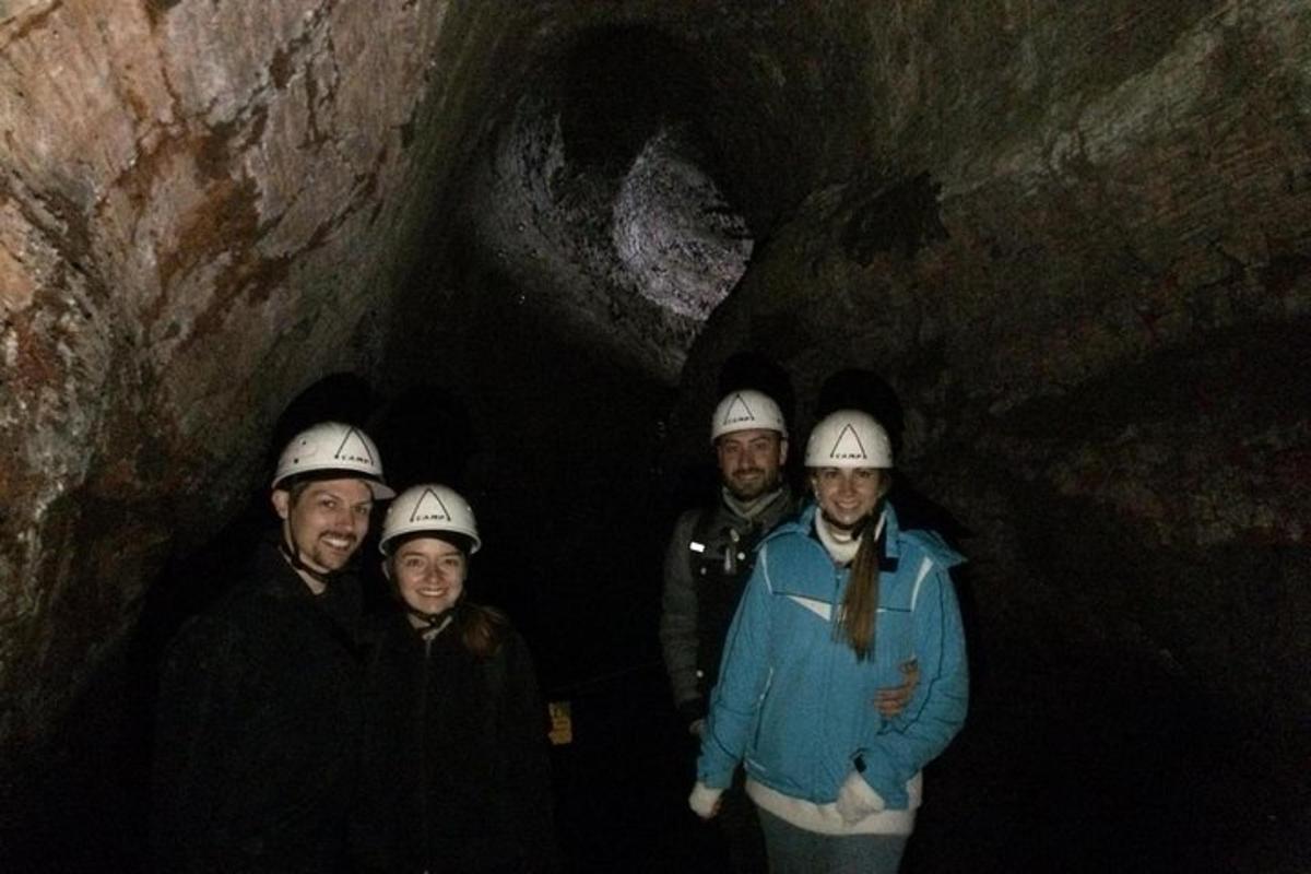 un gruppo di persone in piedi in una grotta