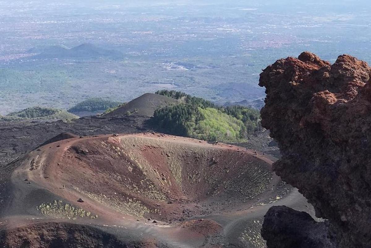 una vista aerea di una montagna rocciosa con un fiume