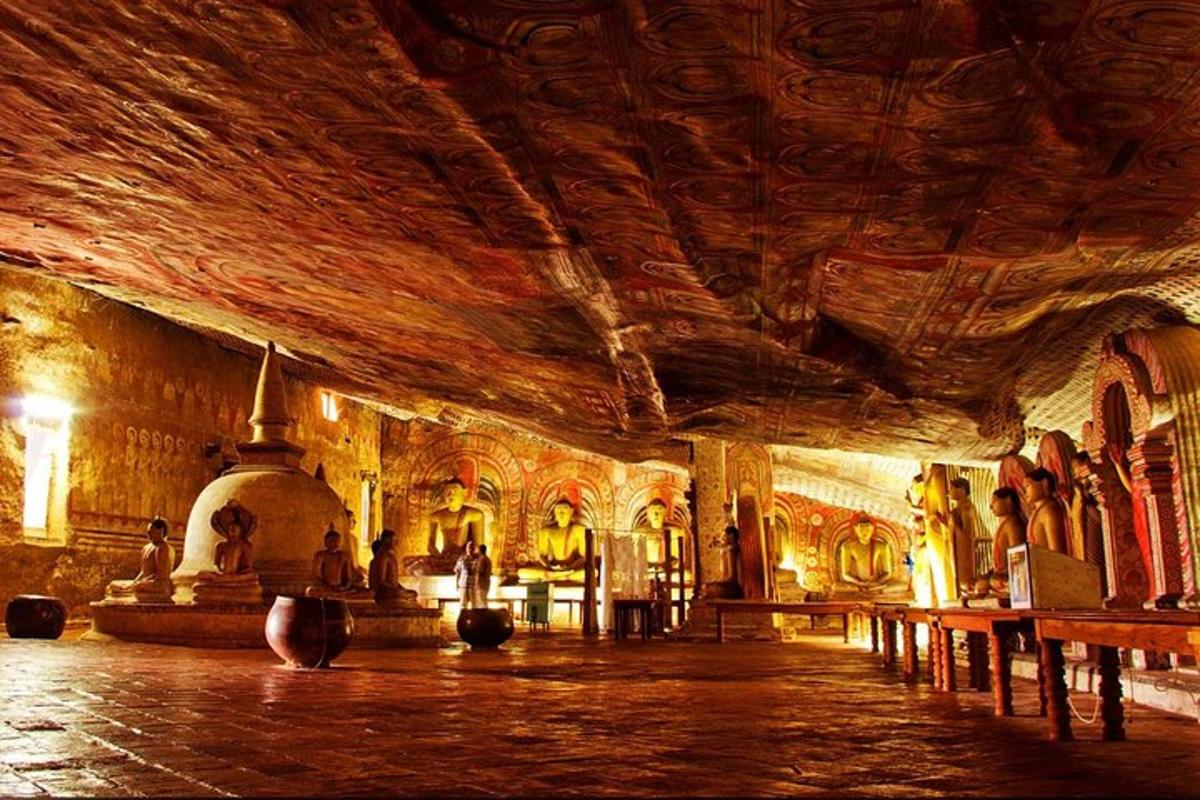 một căn phòng lớn có trần nhà có tranh vẽ trên đó