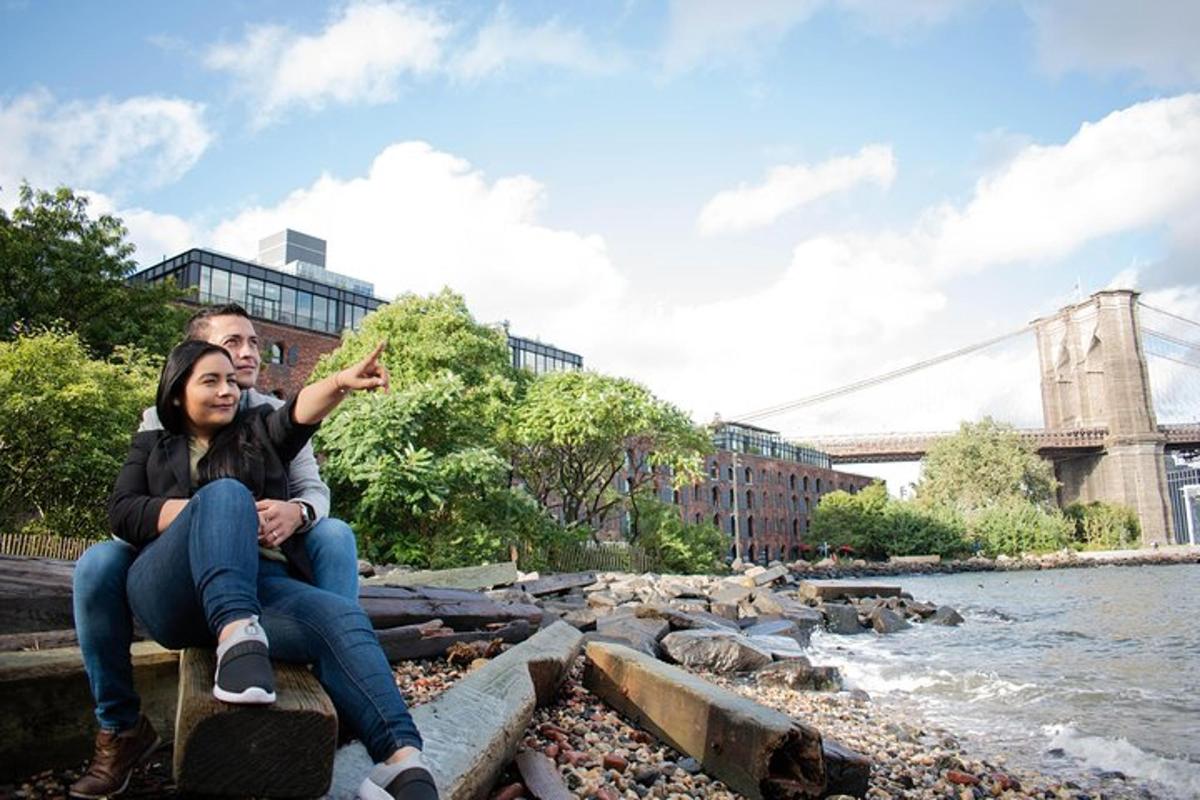 一男一女坐在水边的岩石上