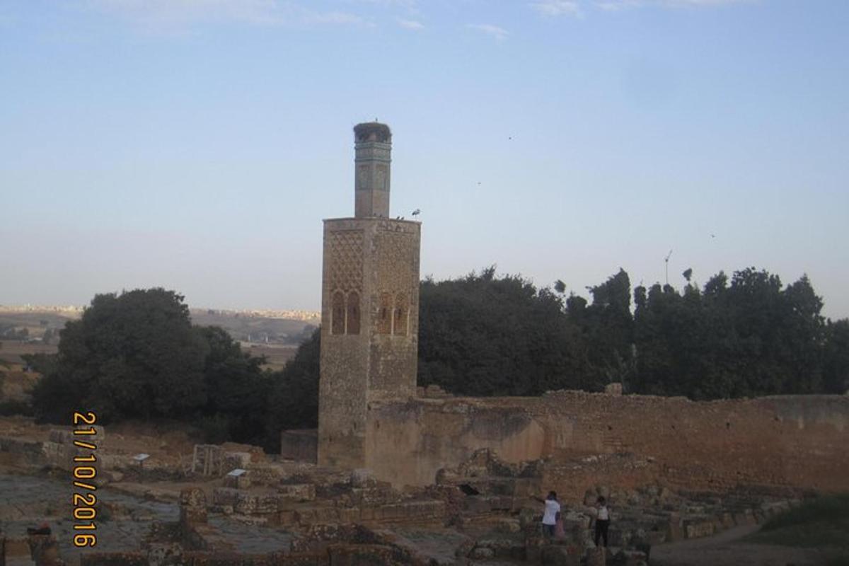 un edificio con una torre in cima a una città