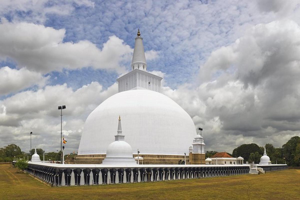 et stort hvitt tempel med en overskyet himmel i bakgrunnen