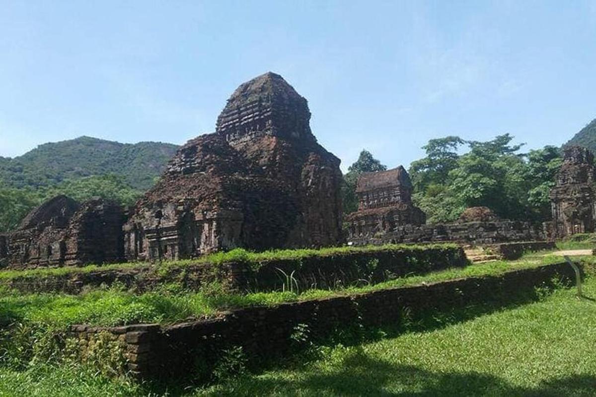 un antico edificio su una collina con un campo verde