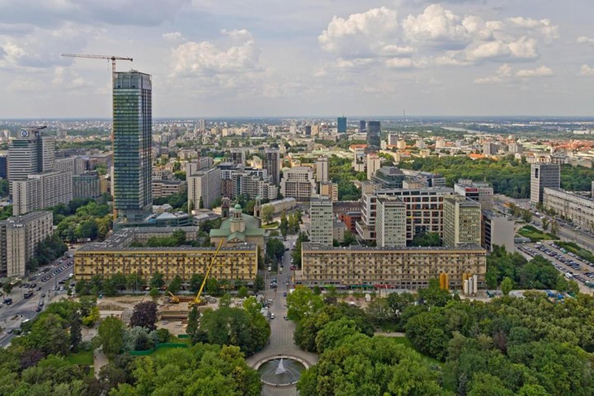 en flygvy över en stor stad med byggnader