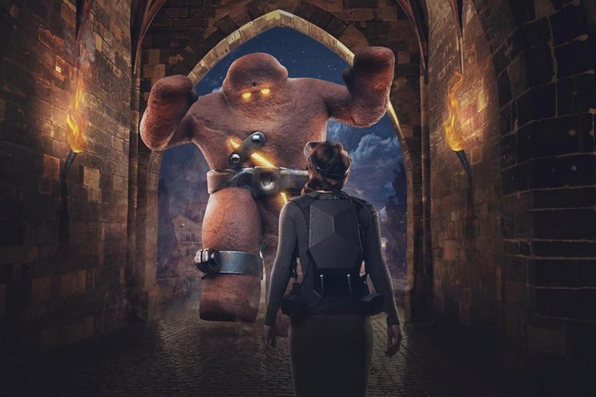 una donna sta guardando un elefante in un tunnel