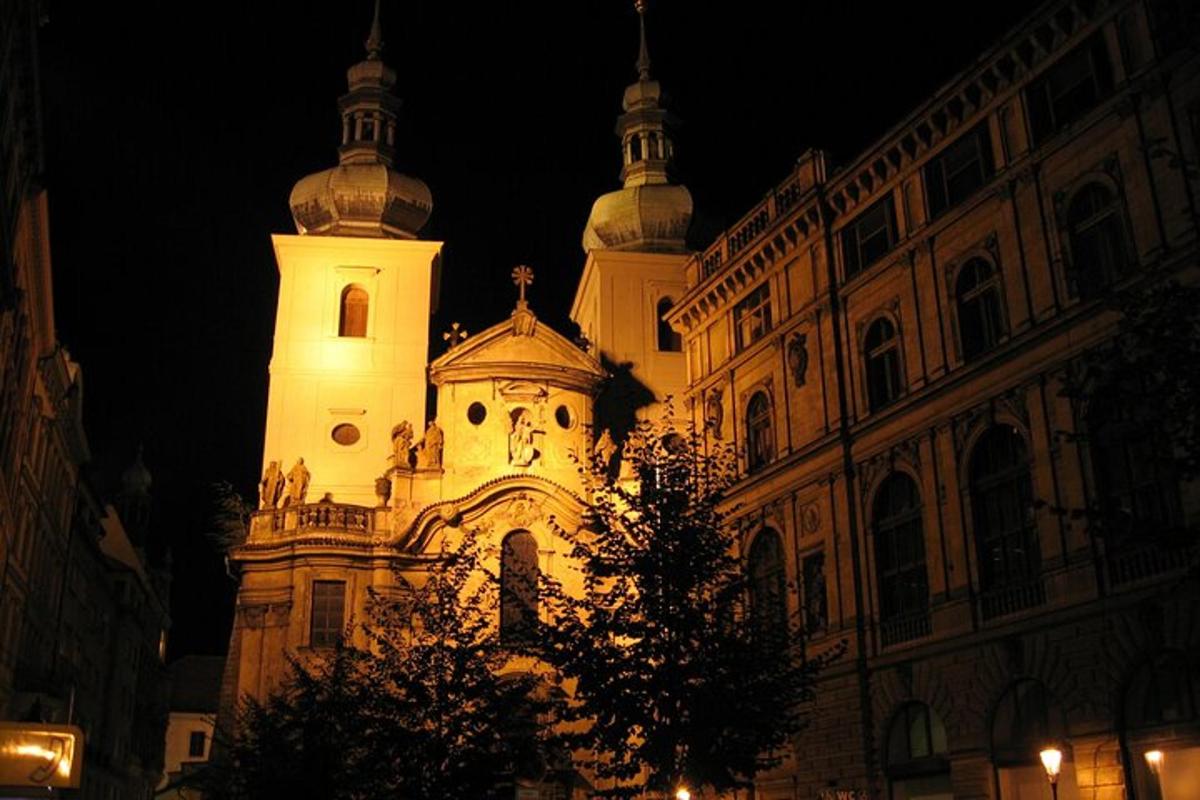 ein großes Gebäude mit zwei Türmen bei Nacht