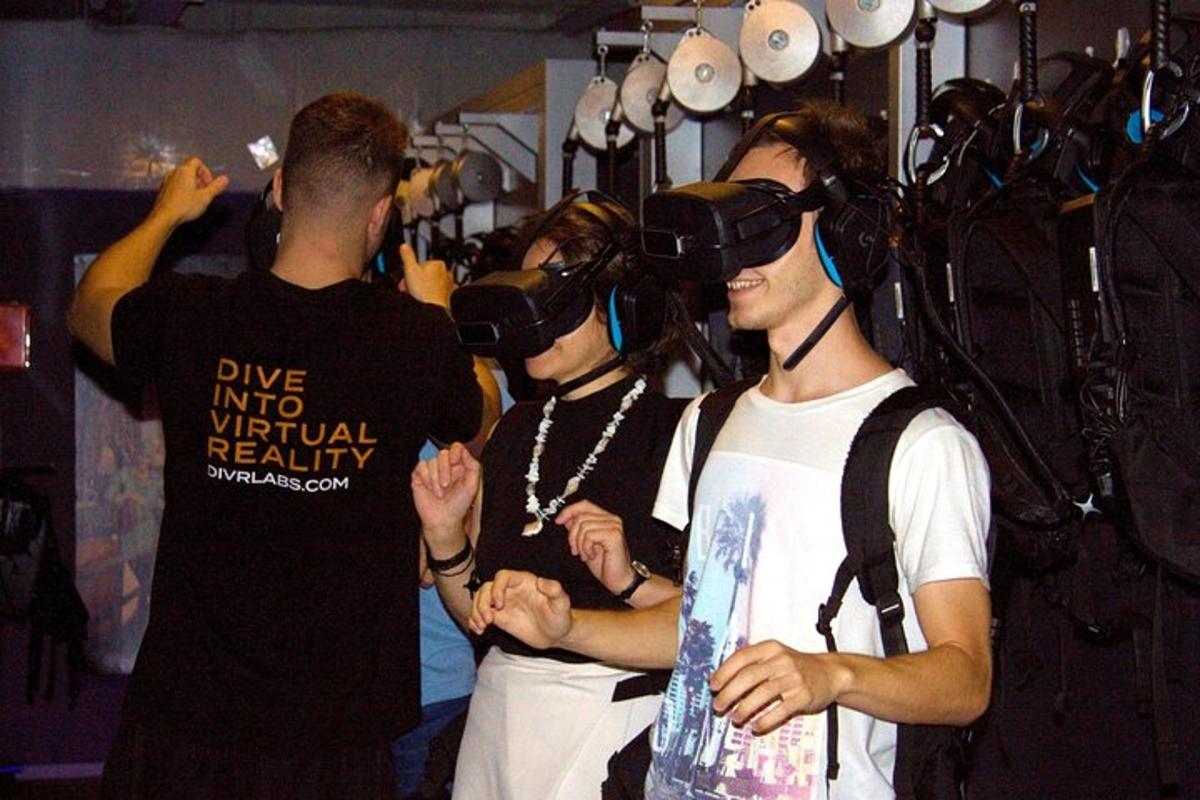 un gruppo di persone che indossano visori per realtà virtuale