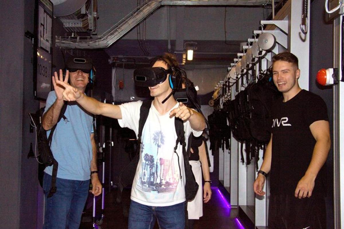 una donna che indossa occhiali per realtà virtuale in un negozio