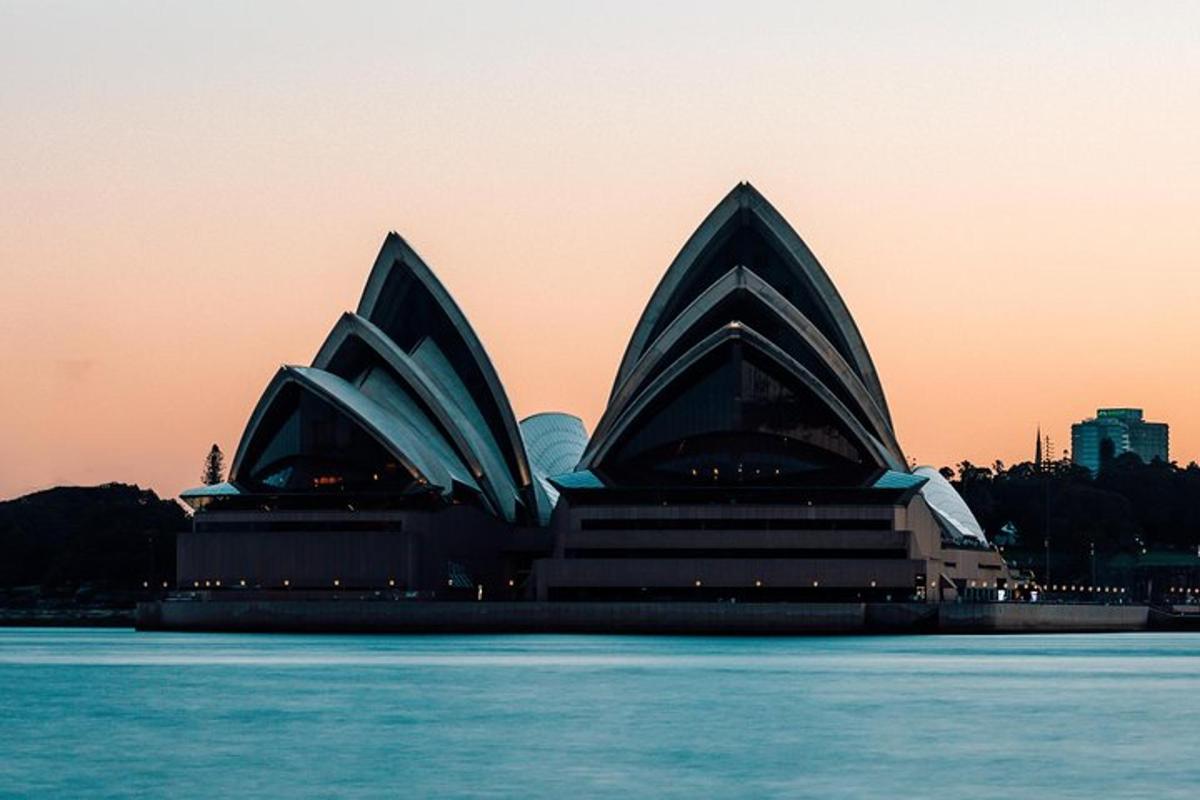 o vedere a Operei din Sydney la apus
