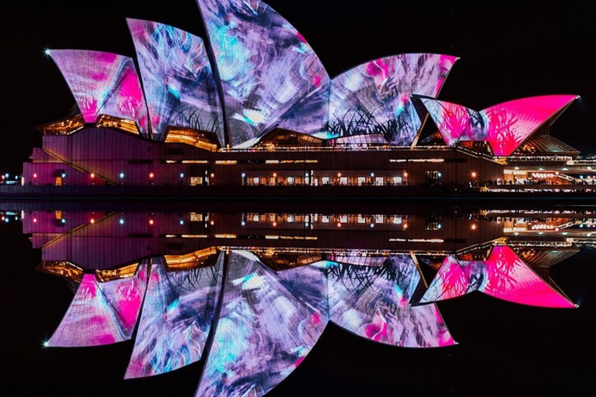 Una vista de un gran teatro de ópera por la noche