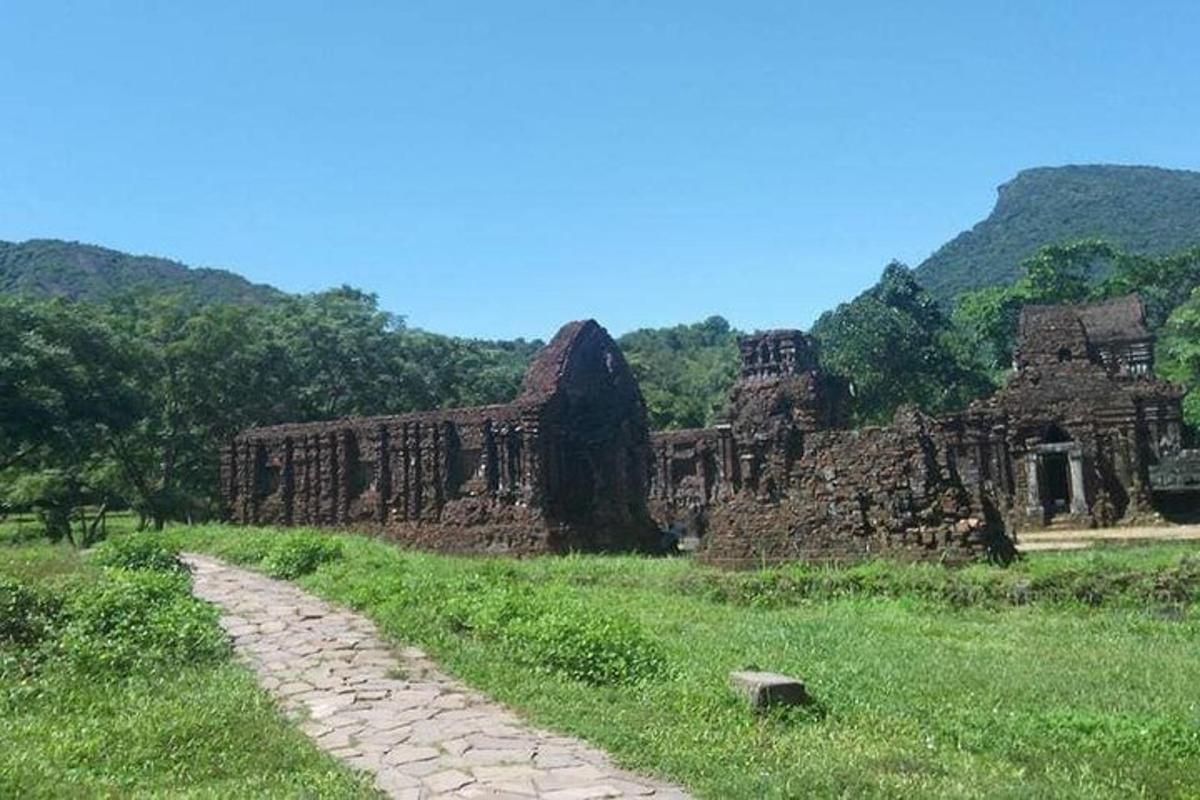 um caminho de pedra em frente a um prédio antigo