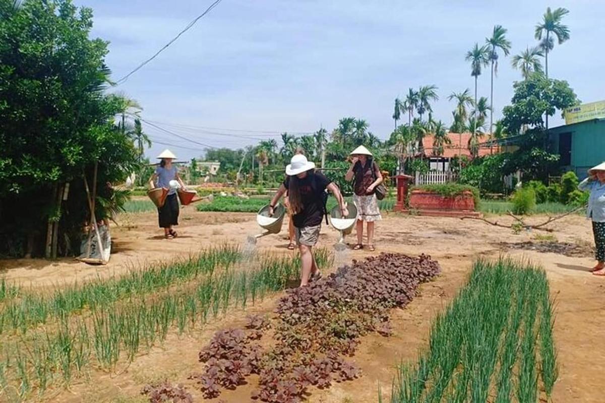 um grupo de pessoas trabalhando em um campo