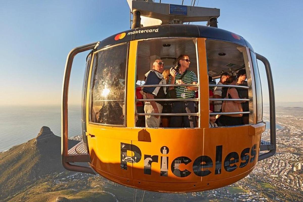 un grupo de personas viajando en un helicóptero