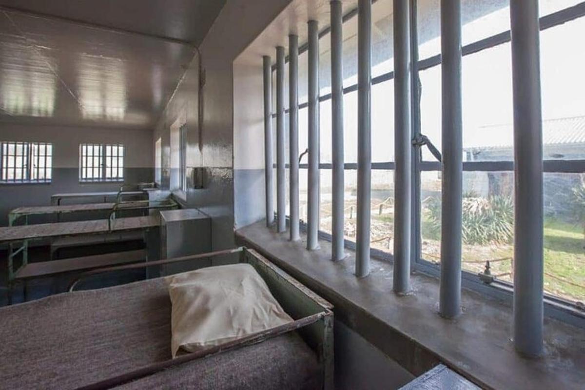 una habitación con un banco en una habitación con ventanas