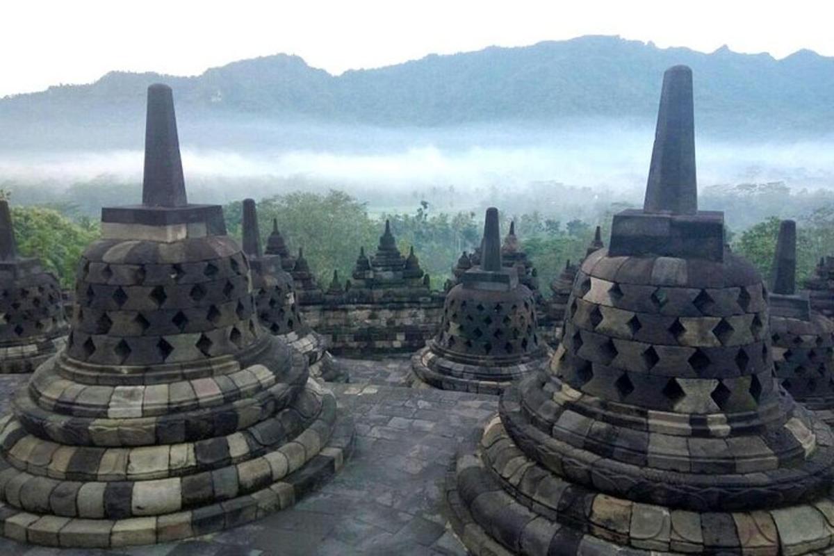 una vista d'un grup de temples amb muntanyes al fons