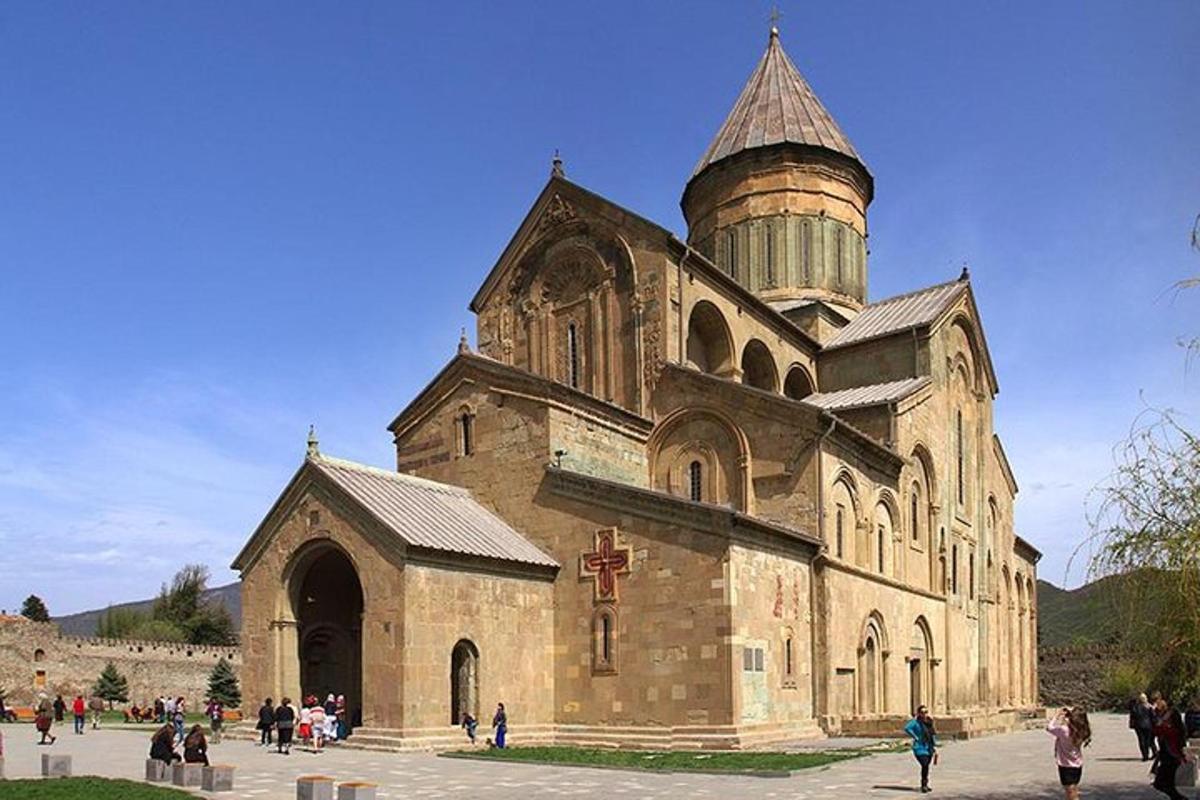 стара црква са торњем и крстом на њему