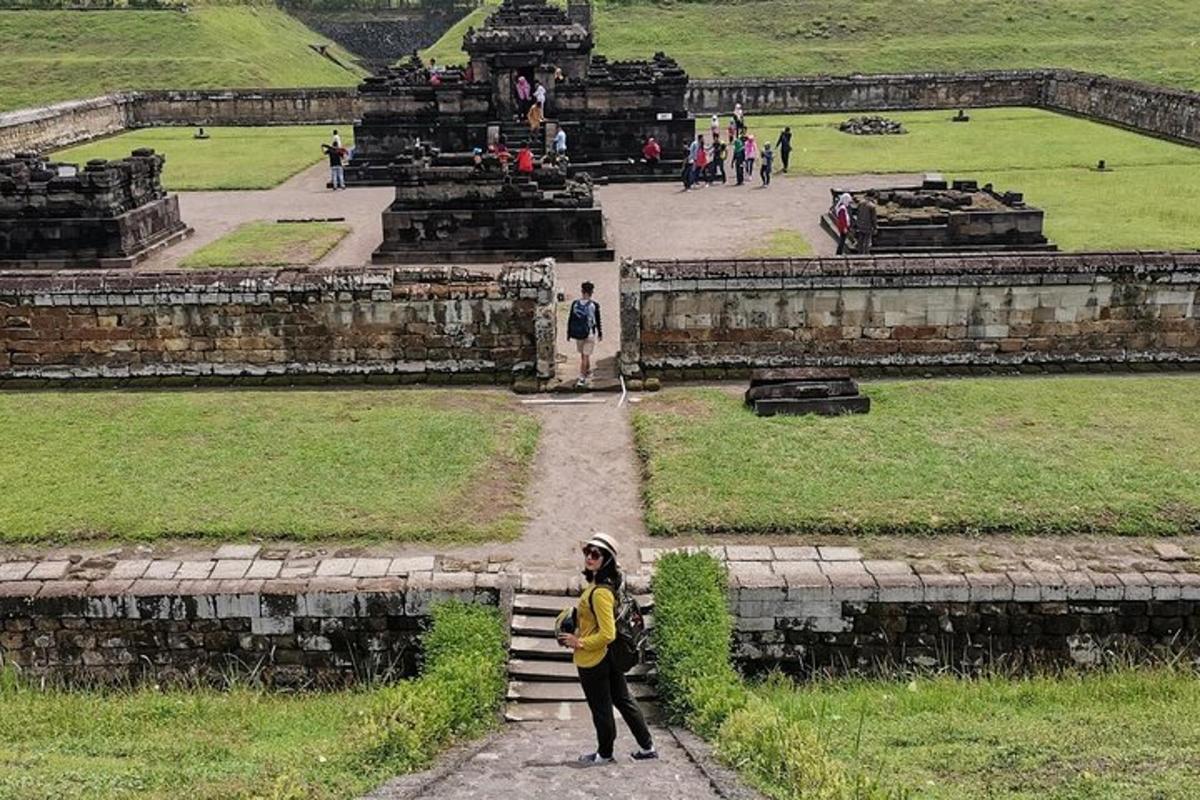seorang wanita menaiki beberapa anak tangga di reruntuhan