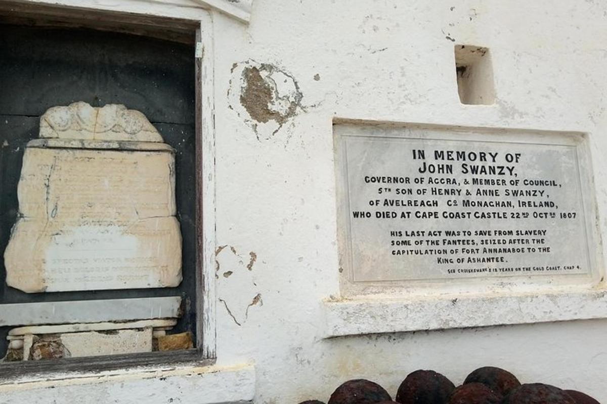 un cartel en el costado de un edificio con una ventana