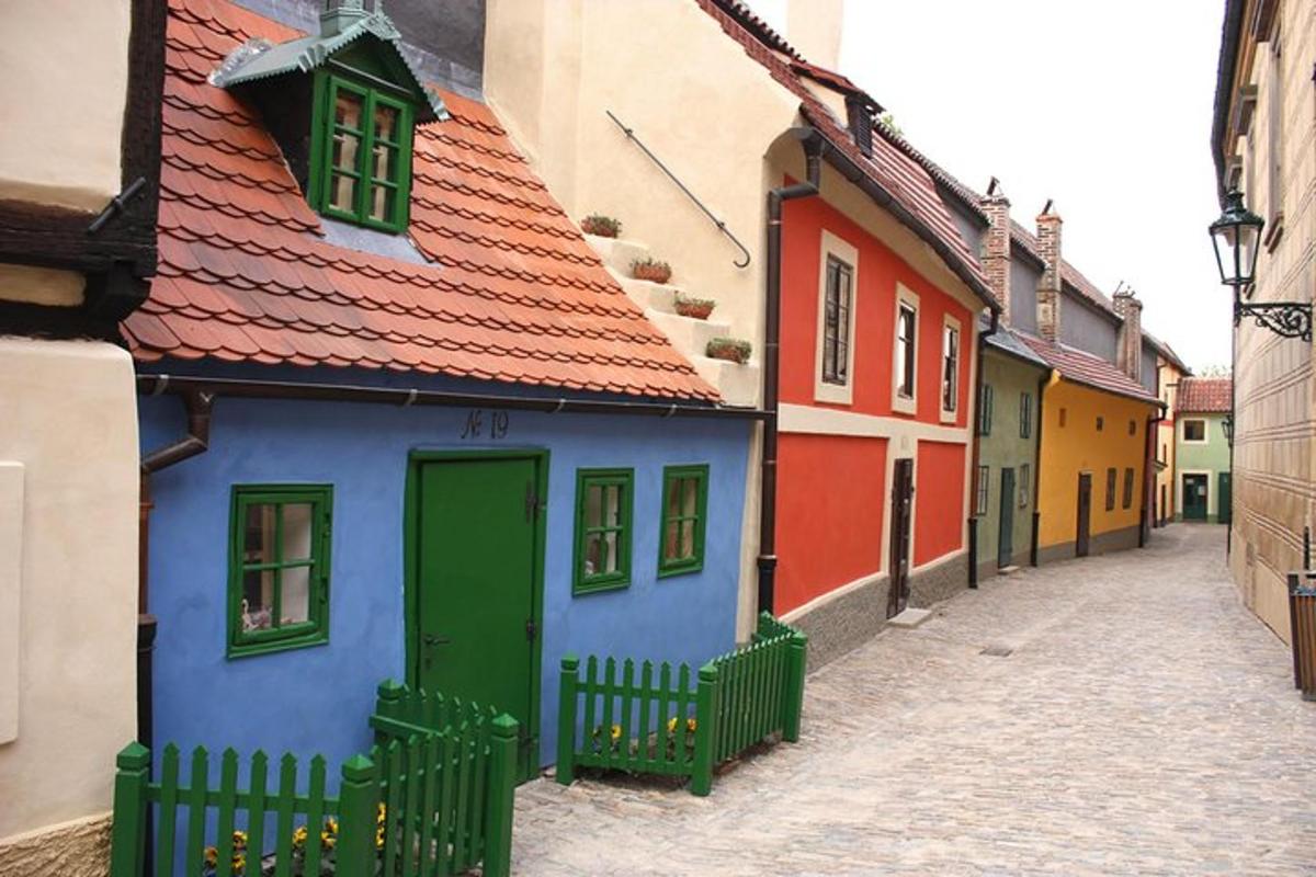 řada barevných budov na ulici