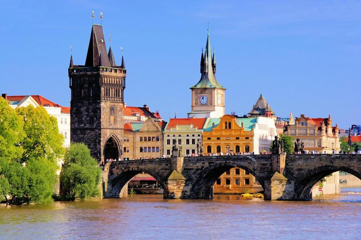 most přes řeku se skupinou budov