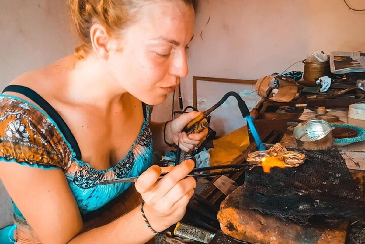 una donna sta tagliando una torta con un cucchiaio