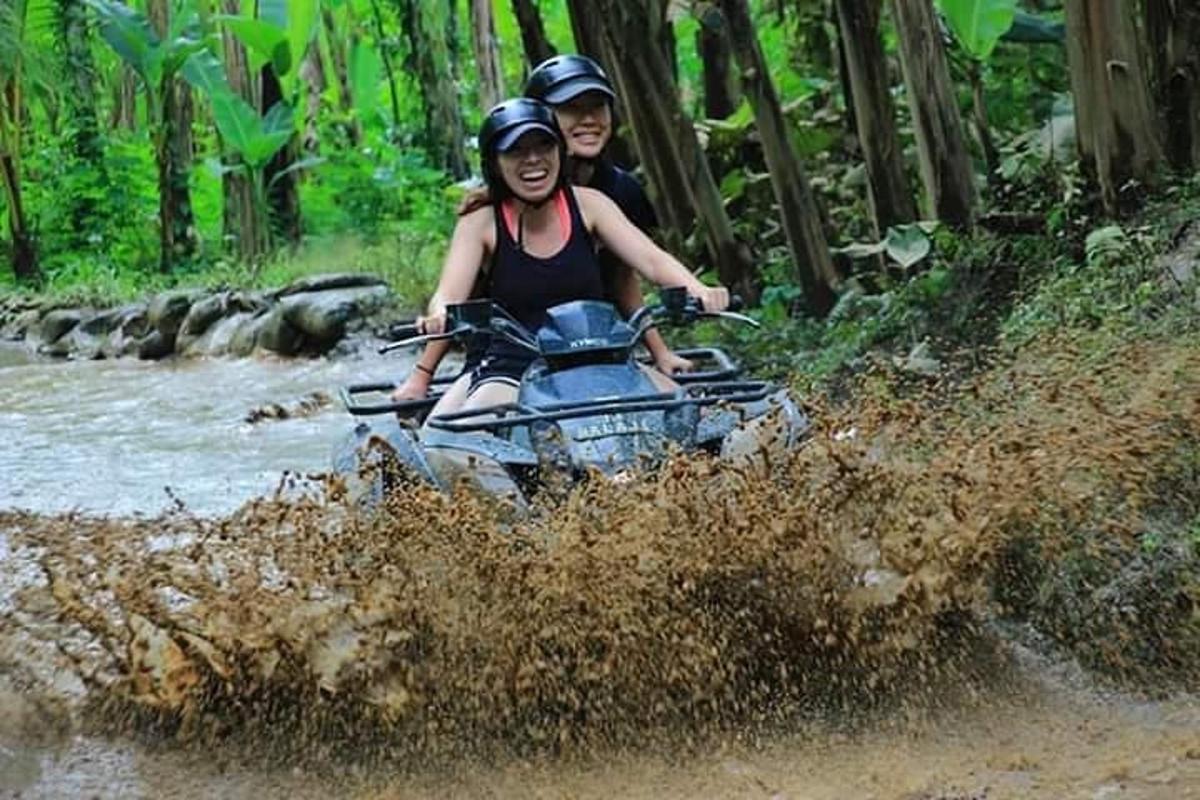 dua orang menunggang basikal quad di sungai